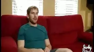 قحبة تلعب بالزب الكبير و تداعبه حتى يقذف في يدها