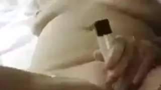 زوجة أكبر سنًا مبهرة بنظارات شمسية تلتهم قضيبًا قاسيًا