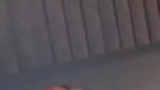 الام العالقه يديها وابنه في المطبخ