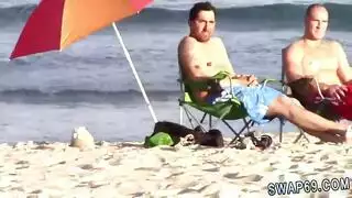 الاصدقاء يتبادلون الام