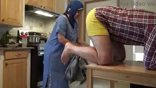 شاب التوصيل من بريطانيا يتمدد فتحته بواسطة رجل عربي قوي