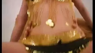 مؤدية عربية مثيرة تركب العضو على الأريكة