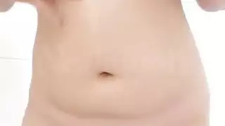 ‫خادمة مسلمة كبيرة الصدر تتحرر وتكشف عن فرجها الحليق على الكاميرا‬