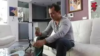 طاطا جميلة تدخل العمارة تجد رجل اسود راقد وزبه مكشوف