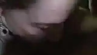 فتاة شرقية مغرية ترتدي نظارات تقدم مصاً مجنوناً وركوباً جامحاً