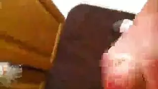 مص قضيب في منطقة الطعام: عاهرة خجولة تخدم قضيب أسود ضخم