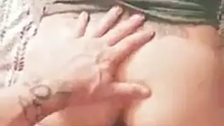 ثنائي سابق مثار: امرأة موشومة تأخذ قضيبًا صلبًا وهي ترتدي النظارات