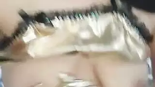 عرض عربي صريح: مراهقة خليجية سمراء تدفق على السرير