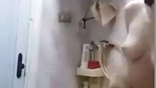 مصريه بيضه وصدرها كبير وتحب اخوه ينيكها