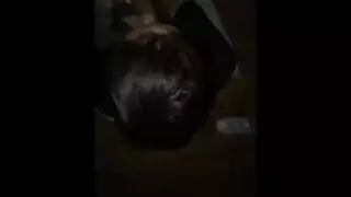 المدلك يداعب فرجها المبلل ثم يمارس الجنس معها بقوة على الطاولة