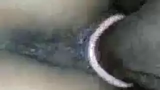 فاتنة سوداء مع الشعر الأحمر يرضي نفسها وامتصاص ديك صلب آخر في نفس الوقت