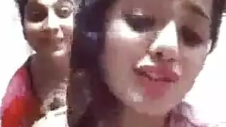 وجهة نظر جماع شقراء تحافظ على نظاراتها