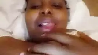 جلسة منفردة خاصة: فتاة سمراء تلمس فرجها المبلل