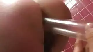 رجل أكبر سناً يمارس الجنس بقوة مع سيدة ناضجة راغبة في مشهد سيطرة جنسي