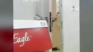 دمية جنس آسيوية صغيرة ترتدي ملابس داخلية حمراء