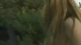 فتاة شقراء تخلع ملابسها وتتوسل للقضيب