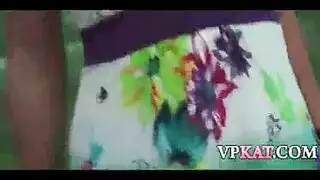 فتاة شقراء حريصة تصرخ من المتعة أثناء وجودها على وجهها