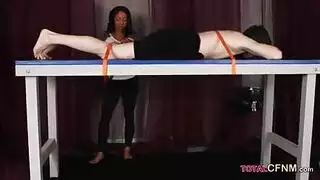 عاهرة ملابس داخلية حمراء تتباهى بفرجها المبلل