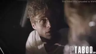 إدخال القبضة في حلقها بينما يتم ضرب فرج امرأة ممتلئة الجسم