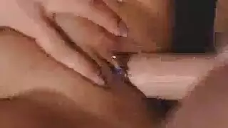 تتعرى عند الغروب: من التنورة إلى النشوة المنفردة وهي ترتدي الكعب