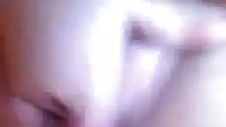 عاهرة شقراء تأخذ قضيبًا ضخمًا على طاولة الطعام