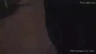 فتاة سمراء صغيرة تخدم الزب ثم تأخذه في مركز شرجها الضيق