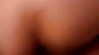 الساخنة تتعلم درسًا صريحًا في الجنس الفموي من ابنتها بالتبني