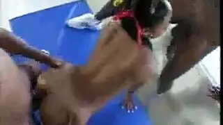 جميلة أفريقية شقراء تركب عموداً سميكاً على الأرض