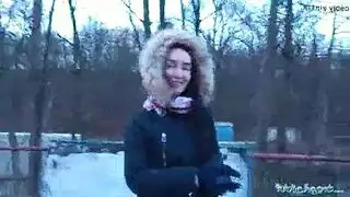 سمراء هواة ذات أثداء ضخمة تستمتع وهي ترتدي جوارب الفخذ