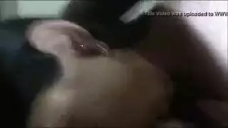 الفتاة الصغيرة ذات الشعر الطويل ، شاي روجرز تحب اللعب مع دسارها الضخم ، حتى تقوم بممارسة الجنس