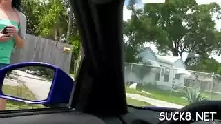 عاهرة رائعة بابتسامة قاتلة تمارس الجنس مع جارين في مشهد إباحي صريح