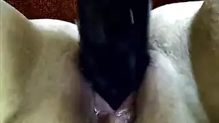 فتاة ضفائر عارية تأخذ عدة قذفات بجانب المسبح