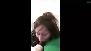 القبلات الحارة قبل الجنس تؤدي إلى مشهد قذف صريح