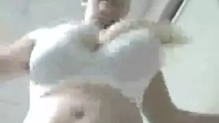 امرأة ناضجة مفلسة ومثيرة مرتدية اللون الأحمر تمارس جنس صريح مع عشيق مسن