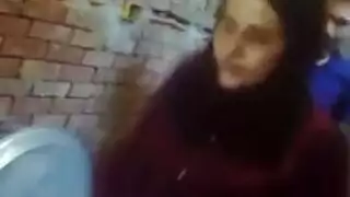 فتاة المزرعة المثيرة تأخذ جنس شرجي خشن في الزريبة