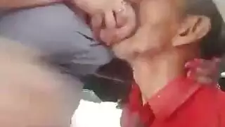 رجل مسن يعبث بصدرها بفمه في فيديو إباحي صريح