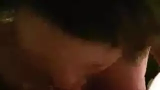 شقراء مغرية تضغط على ثديها المثالي ومؤخرتها الضيقة في حفرة ضيقة إكس إكس إكس