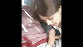 صغيرة وجميلة تمص زب ابها