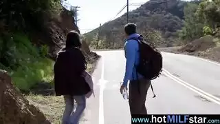 يقف عضو ذكوره من صدرها ثم يحرثها بقوة