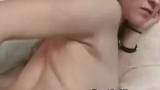 شاعر بحمالة صدر حمراء وتنورة زرقاء يقدم أداء جنسي قوي