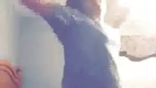 عاهرة صغيرة تتوسل لقضيب عميق