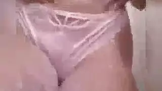 تمارا وقحبة شقراء مرتدية ملابس داخلية مثيرة تشاركان قضيباً صناعياً مزدوج الطرف