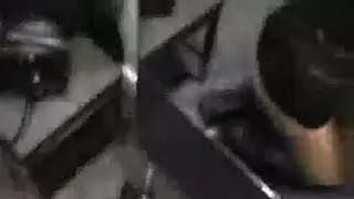 عاهرة مرنة تأخذ قضيبين