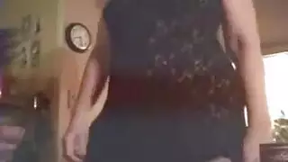 فتاة إيبوني ساخنة تمدد مهبلها الرطب بلعبة زجاجية ملساء