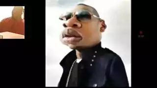 الأم والأخوات يعلمون الإبن