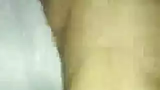 ٢ إصبع عميق في حلقها يجعلها تبلغ النشوة دون سيطرة