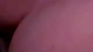 فتاة صغيرة بمؤخرة ممتلئة وثديين صغيرين طبيعيين مكشوفين