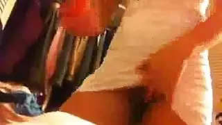 تعليم سمراء صغيرة الصدر كيف يتوق فرجها الضيق إلى قضبان صغيرة