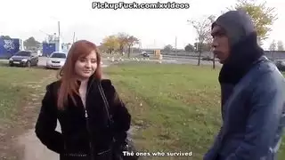 جنس فموي في حديقة عامة من عارضة أزياء تايلاندية ترتدي النظارات