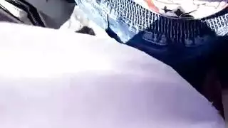 شاب يدخل زبو بلعافيه